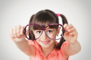 戴眼镜一定要纠正到1.0吗？解析视力矫正的常见误区