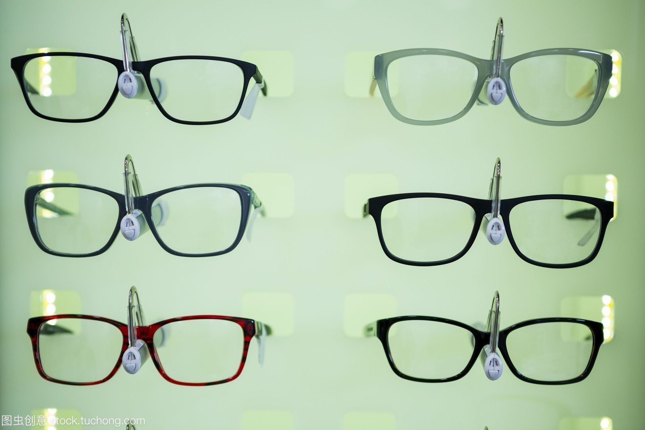 探索光学商店 琳琅满目的眼镜世界